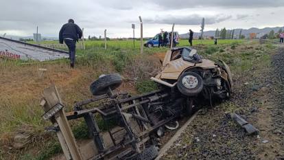 Yolcu treni kamyoneti biçti: 1 ağır yaralı