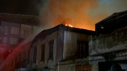 200 yıllık tarihi bina yangında kül oldu
