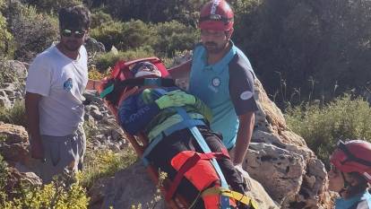Kayalıklara düşen paraşüt pilotu kurtarıldı