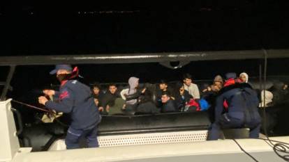 İzmir açıklarında onlarca kaçak göçmen yakalandı