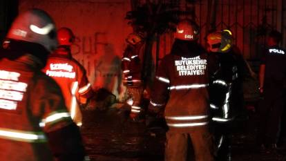İzmir'de tarihi binadaki yangında kadın mahsur kaldı