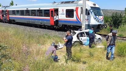 Manisa'da yolcu treni otomobile çarptı: 1 ölü