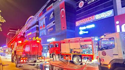 Bursa’da iş hanının çatısı alev alev yandı