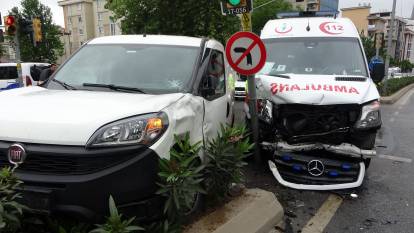 Ambulans ile hafif ticari araç çarpıştı: 4 yaralı