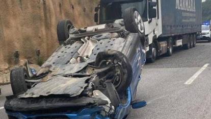 Lastiği patlayan cip duvara çarpıp takla attı: Sürücü yaralandı