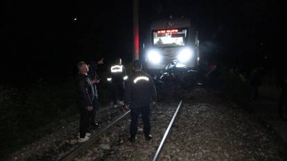 Malatya'da yolcu treni otomobile çarptı: 1 ölü