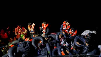 Çeşme açıklarında onlarca kaçak göçmen yakalandı