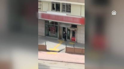 Adana'da bankayı taşlayan şahıslar yakalandı