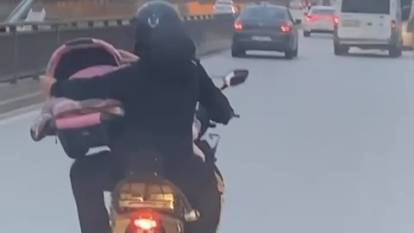 Bebek pusetini motosiklet tepesinde taşıdı