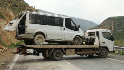 Minibüs yamaca çarptı: 9 yaralı