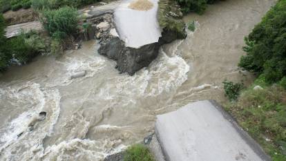 Hatay’da aşırı yağış nedeniyle köprü yıkıldı