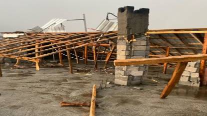Diyarbakır’da etkili olan fırtına çatıları uçurdu