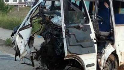 Sakarya'da devrilen midibüs hurdaya döndü: 1 ölü