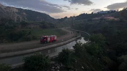 Giresun'da otomobil su kanalına devrildi: 2 kişi kayboldu