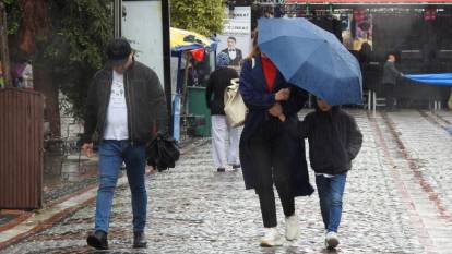 Edirne'de sağanak yağmur hayatı felç etti