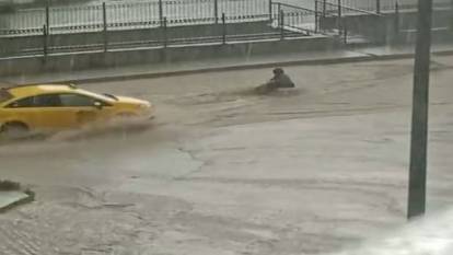 Amasya'da sele kapılan kadını taksici kurtardı