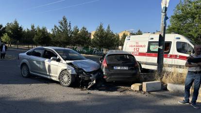Diyarbakır’da otomobiller çarpıştı:  2’si çocuk 7 yaralı