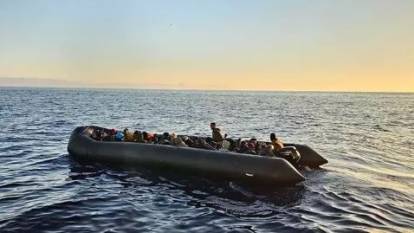 Lastik bot içerisindeki onlarca kaçak göçmen yakalandı
