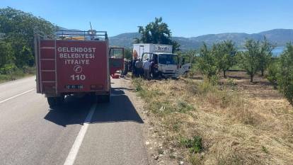 Isparta’da traktör ile kamyonet çarpıştı