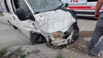 Sinop'ta traktör minibüsle çarpıştı: 1 ölü, 1 yaralı