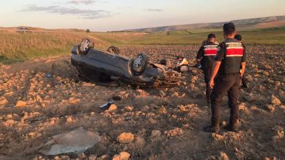 Sivas'ta otomobil tarlaya uçtu: 1 ölü, 1 yaralı