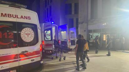 Adana’da kontrolden çıkan kamyonet tankerle çarpıştı: 1 ölü, 8 yaralı