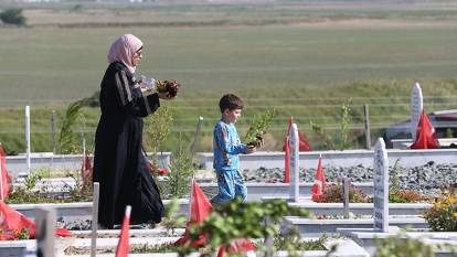 Hataylılar Kurban Bayramı ve Babalar Günü'nde mezarlık ziyaretlerinde bulundu