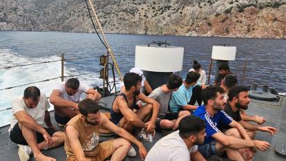 Kaçak göçmenler karadan ulaşımı olmayan bölgede mahsur kaldı