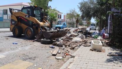 Mersin'de bir evden 7 çöp kamyon çıktı