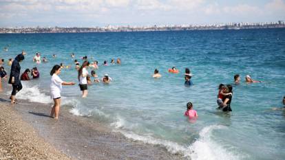 Antalya'da denizlerde yoğunluk sürüyor