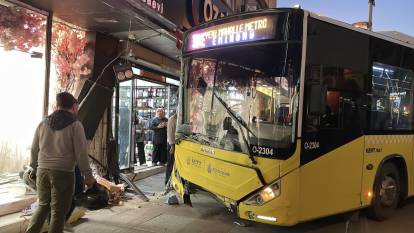 Kontrolden çıkan İETT otobüsü gelinlik mağazasına girdi