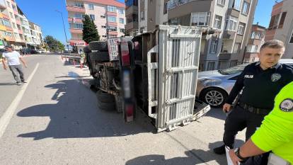 Sinop'ta virajı alamayan kamyonet devrildi