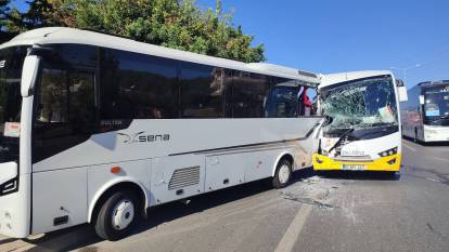 Antalya Alanya'da iki midibüs çarpıştı