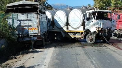 İzmir'de kamyonlar çarpıştı: 2 yaralı