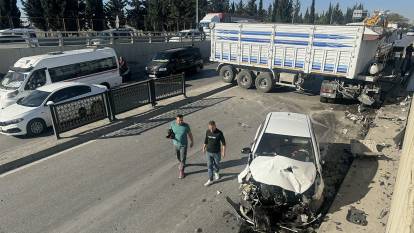 Adana'da kamyon ile otomobil çarpıştı: 1 yaralı