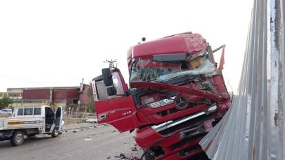 Aksaray'da TIR ile kamyonet çarpıştı: 1 ölü, 2 yaralı