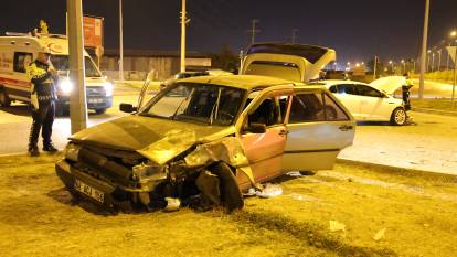 Aksaray'da feci kaza: 2 otomobil  hurdaya döndü 7 kişi yaralandı