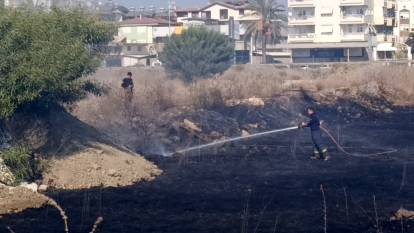 Manavgat'ta çalılıkta çıkan yangın evlere ulaşmadan kontrol altına alındı