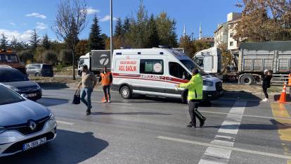 Yolun karşısına geçmek isteyen kişiye otomobil çarptı