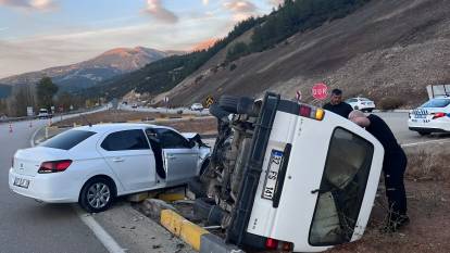 Isparta’da otomobil ile midibüs kavşakta çarpıştı: 5 yaralı