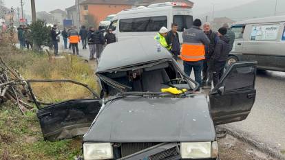 Düzce'de korkunç kaza! Otomobil kağıt gibi ezildi: 4 yaralı