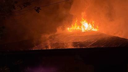 Sakarya'da üç katlı evin çatısında yangın