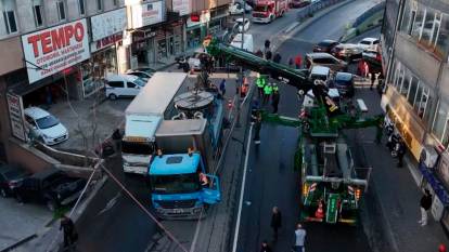 Güngören'de yol çöktü! 2 kamyon çukura düştü