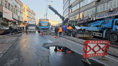 Güngören'de çöken yolda sıkışan kamyon kurtarıldı