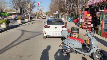 Motosiklet park halindeki otomobile çarptı: 2 yaralı