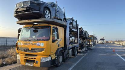 Lüks araç yüklü tır alev alev yandı: Araçlar hurdaya döndü