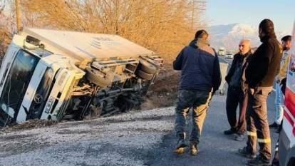 Elazığ’da kamyon yoldan çıktı, sürücü yaralandı