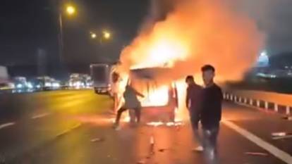 Pendik'te seyir halindeki araç alev alev yandı