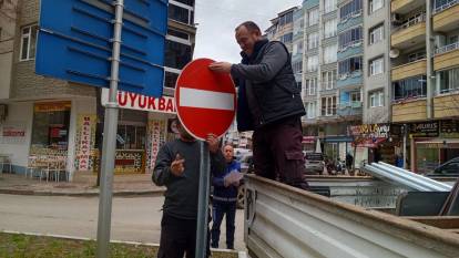 Bafra’da trafik bilgi ve işaret levhaları yenileniyor