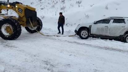 Siirt'te yoğun kar yağışı nedeniyle kapanan yol ulaşıma açıldı